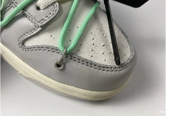 DM1602-114 Nike 4 Lot Low Dunk O-W 0205